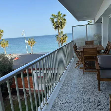 En Primera Linea De La Playa Apartment *